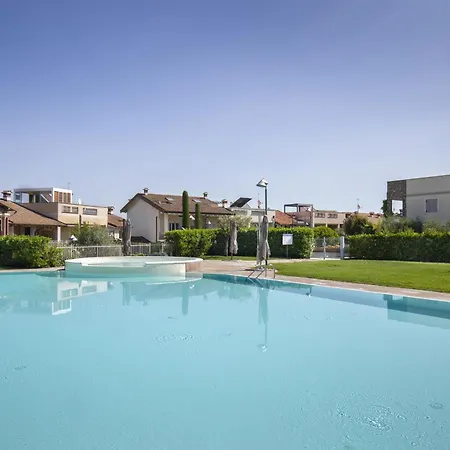 Delphine With Shared Pool Appartement