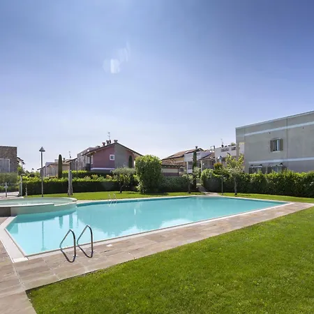 Delphine With Shared Pool Appartement Castelnuovo del Garda