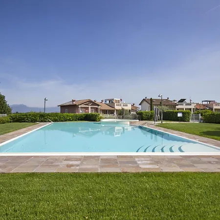 Delphine With Shared Pool Castelnuovo del Garda