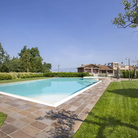 Delphine With Shared Pool Appartement *