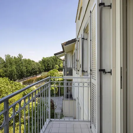 Delphine With Shared Pool Appartement