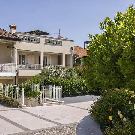 Delphine With Shared Pool Appartement Castelnuovo del Garda